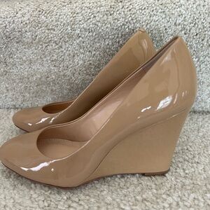 NIB Banana Republic Glossy Tan Wedge Shoes, Size 6.5